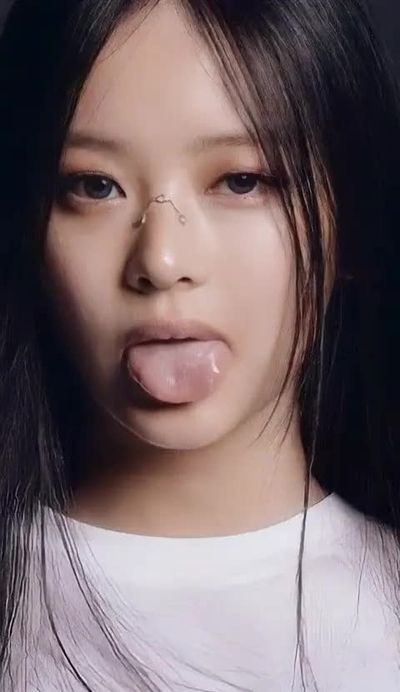 Hanni - cum on face