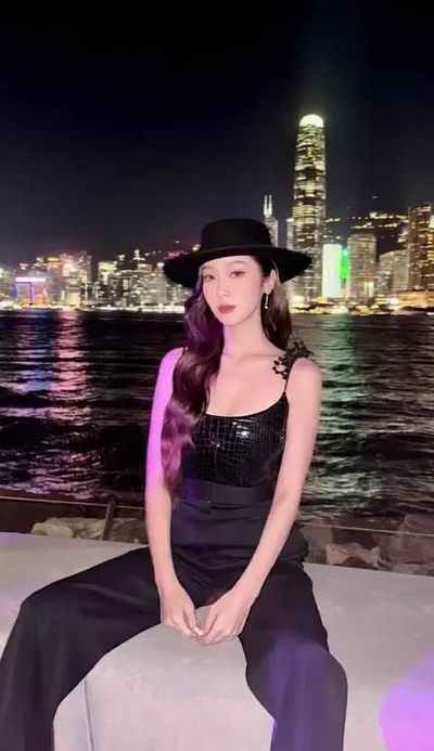 Jessica - shows boobs