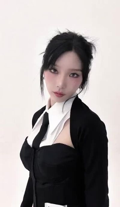 Taeyeon - shows boobs