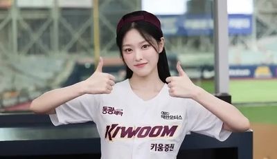 Hyunjin - shows boobs