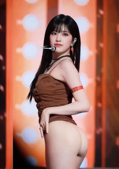 Yujin - naked on stage