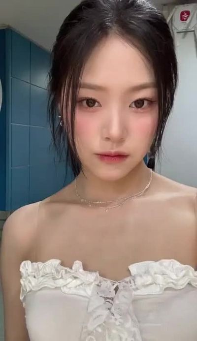 Hyunjin - shows boobs