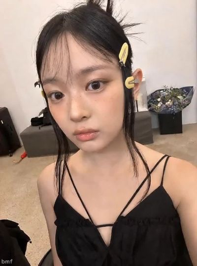 Hanni - shows tits