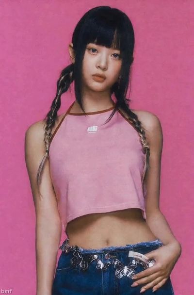 Hanni - shows tits