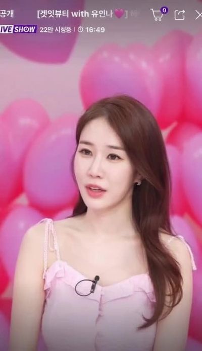 Yoo In-Na - shows boobs
