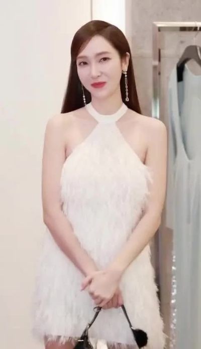 Jessica - shows tits