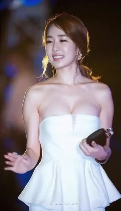 Yoo In-Na - shows tits