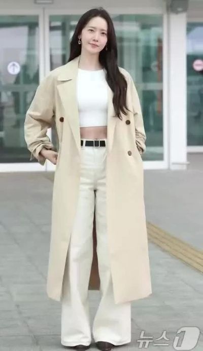 Yoona - shows tits