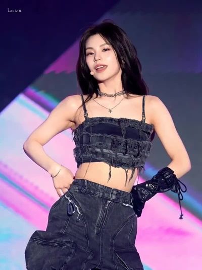 Yeji - shows tits
