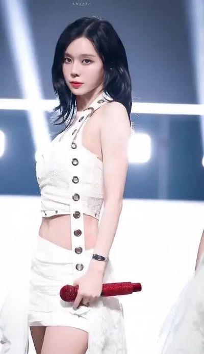 Winter - shows boobs