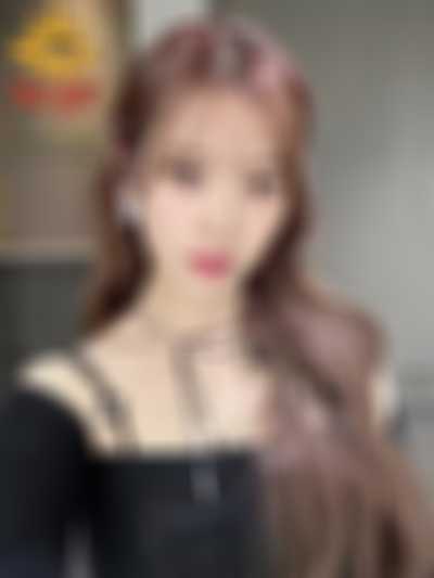 IU - shows boobs