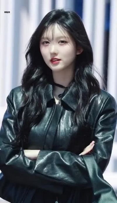 Gaeul - shows boobs