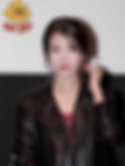 IU - shows tits