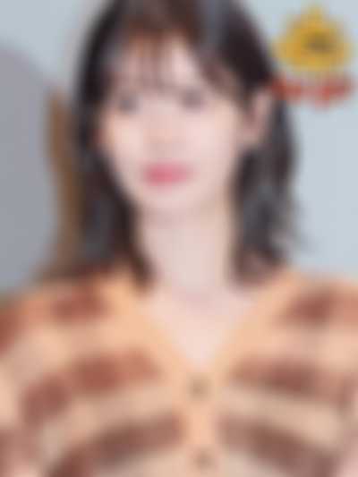 IU - shows tits
