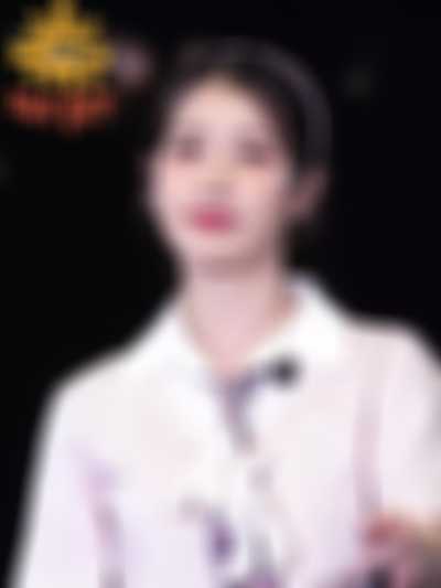 IU - shows tits