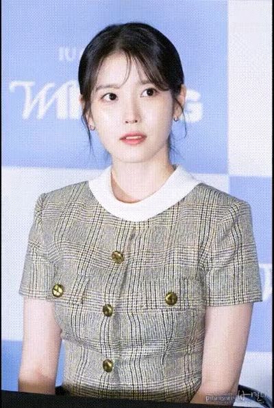 IU - shows tits