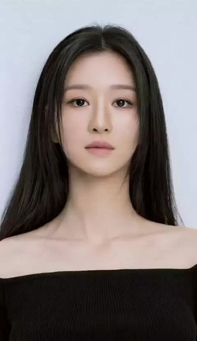 Seo Ye Ji - shows tits