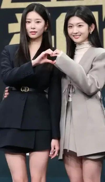 Minju - shows tits