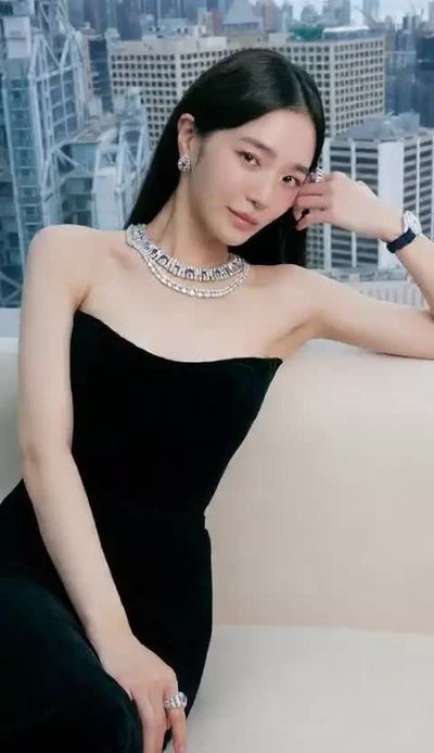 Park Gyu Young - shows tits