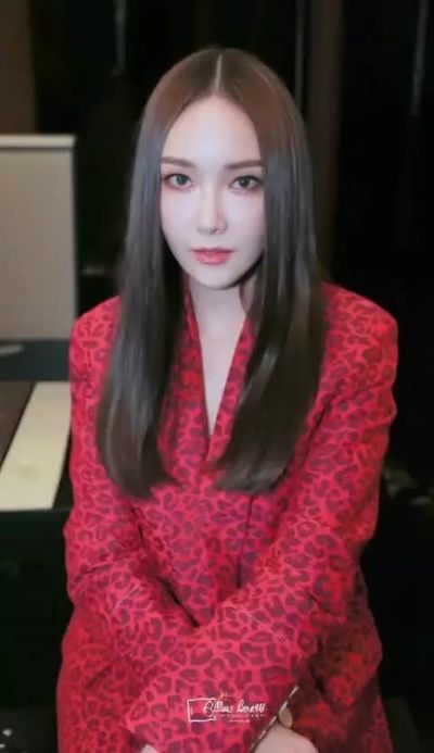 Jessica - shows boobs