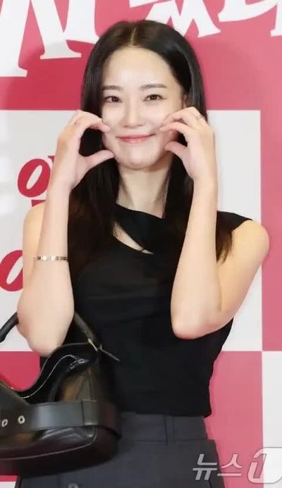 Lee Ju Yeon - shows tits