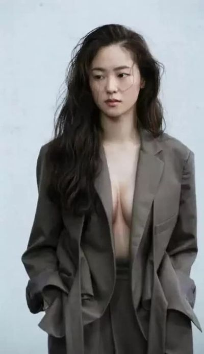 Jeon Yeo-been - shows tits