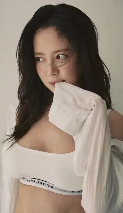 Song Ji-hyo - shows boobs