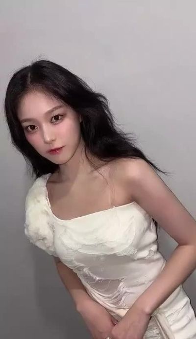 Hyunjin - shows boobs