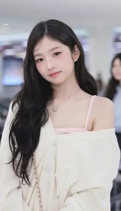 Rei - shows tits