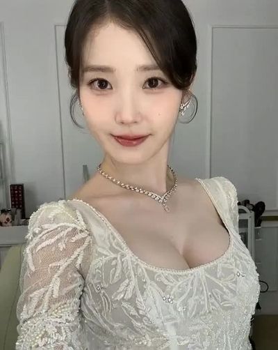 IU - titjob