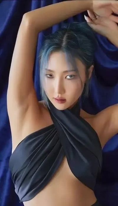 Hwasa - shows tits