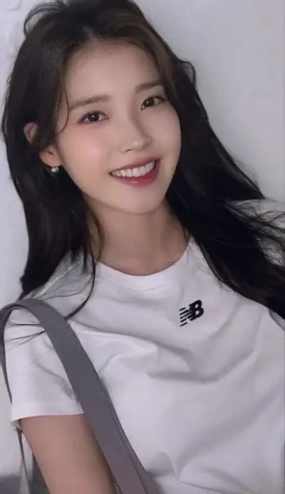 IU - shows tits