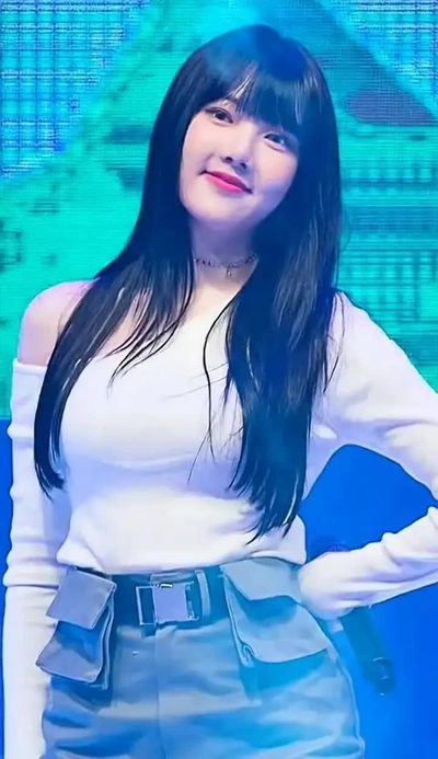 Yerin - shows tits