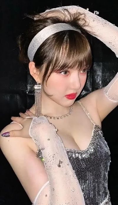 Yerin - shows tits