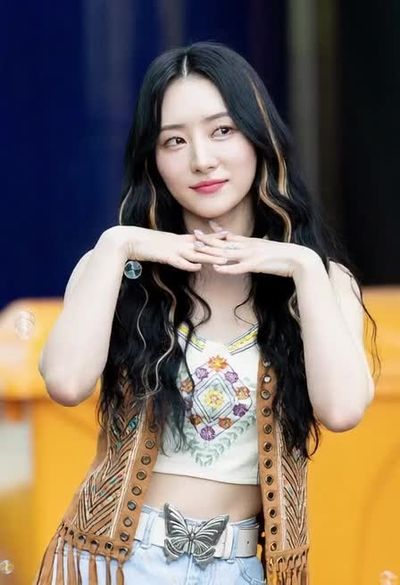 SuA - shows boobs