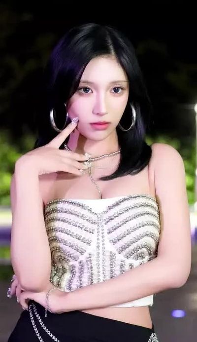 Chowon - shows boobs