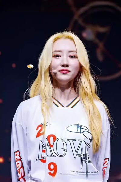 SuA - shows tits