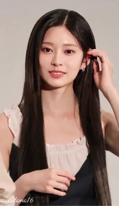 Minju - shows tits