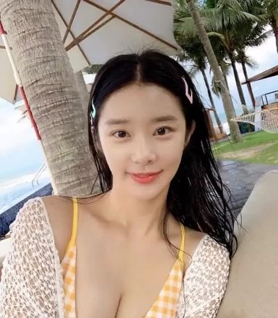 Lee Joo-Bin - shows boobs