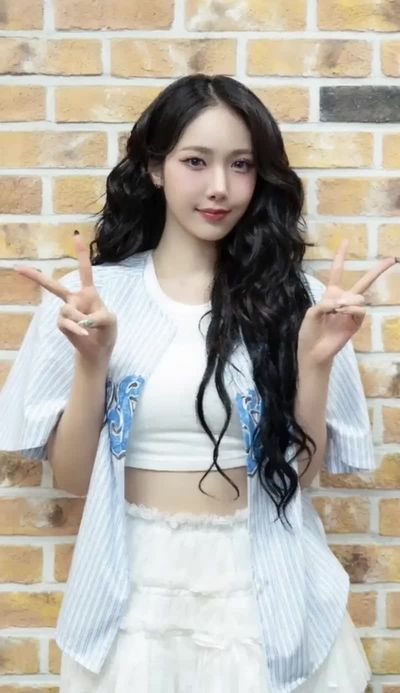 SinB - shows tits