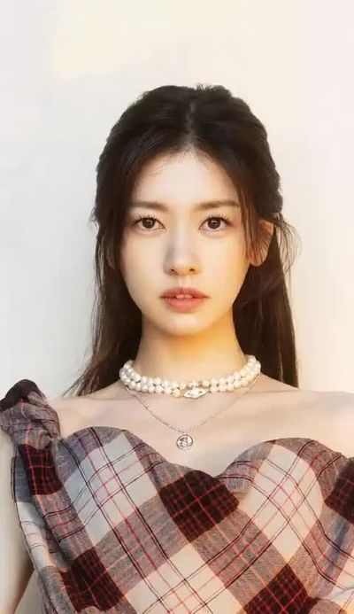 Jung So Min - shows tits