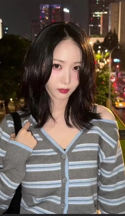 SinB - shows tits