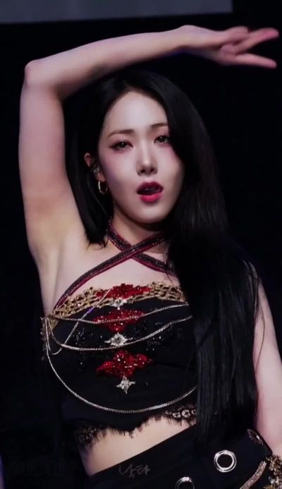SinB - shows tits
