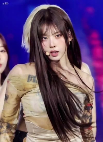 Jiwoo - shows tits