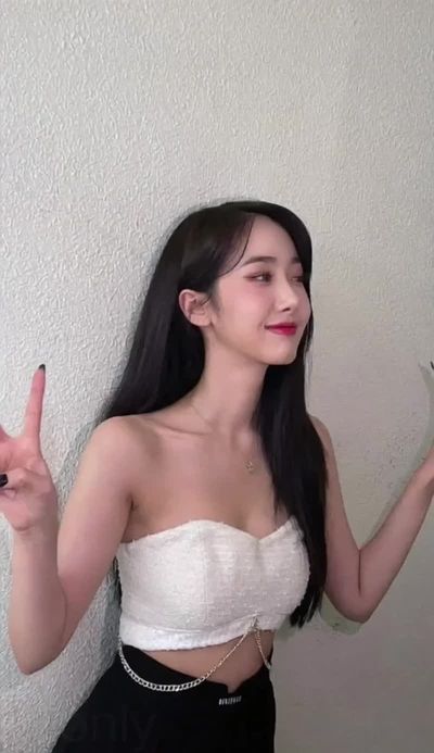 SinB - shows tits