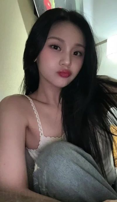 Umji - shows tits