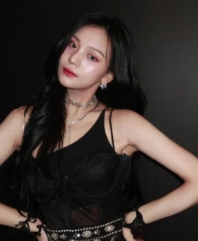 Umji - shows tits