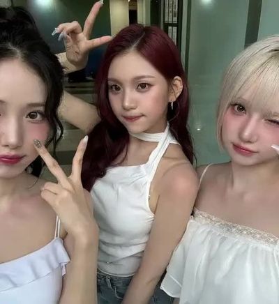 Umji - shows tits