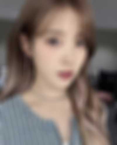 IU - gives footjob
