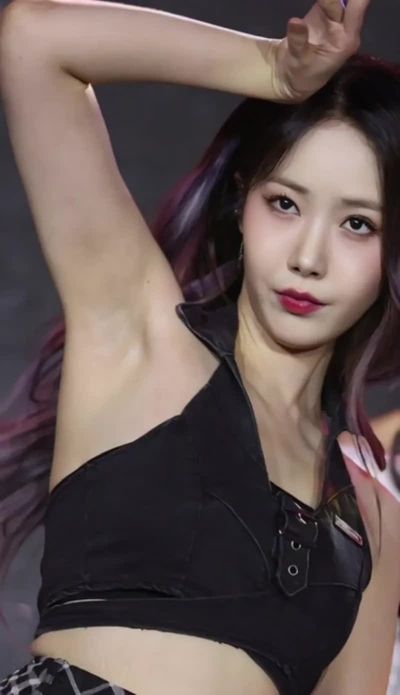 SinB - shows tits